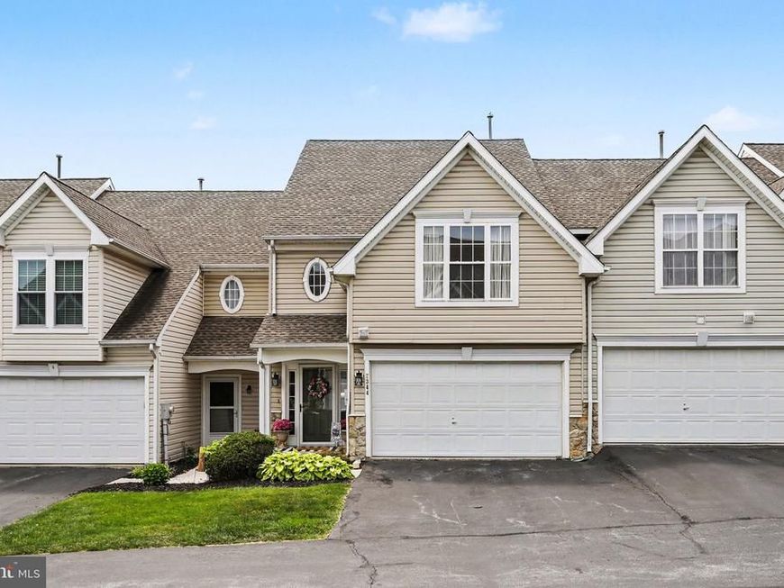 2344 Slater Hill Lane E, York, PA 17406 Main Photo