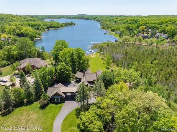 7689 Deerhill Drive, Clarkston, MI 48346