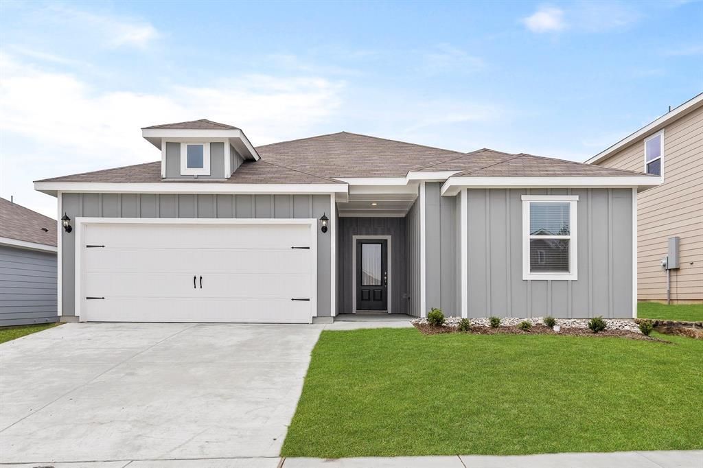 928 Crimson Wolf Road, Fort Worth, TX 76108 Main Photo