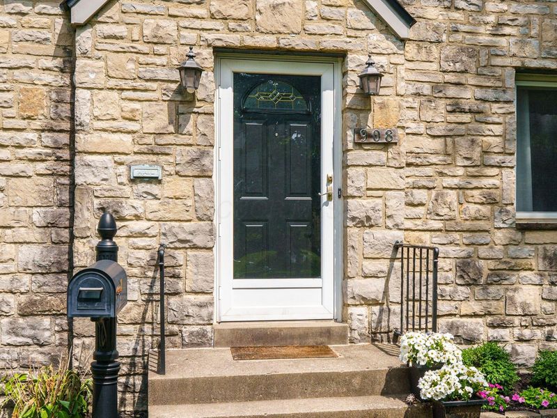 908 Vernon Road , Columbus, OH 43209 Photo 2
