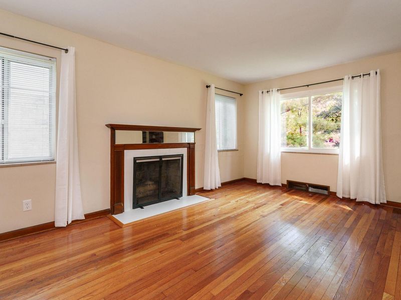 908 Vernon Road , Columbus, OH 43209 Photo 3