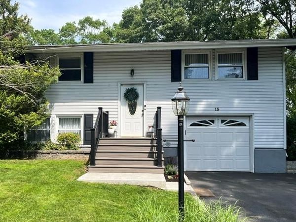 15 Cabin Lane, East Setauket, NY 11733