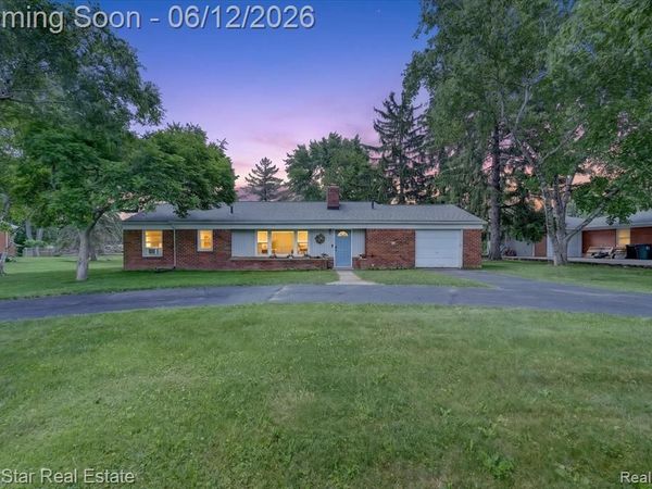82 E Hurst Drive, Troy, MI 48085