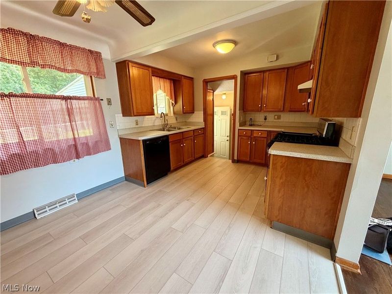 10121 Jasper Road , Cleveland, OH 44111 Photo 10