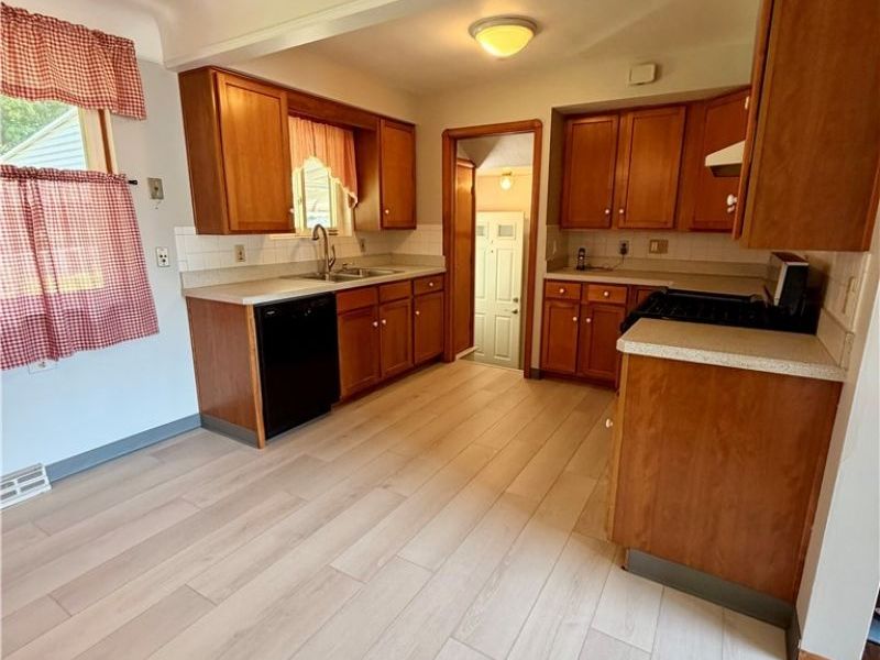 10121 Jasper Road , Cleveland, OH 44111 Photo 11