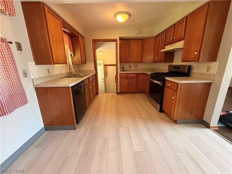 10121 Jasper Road , Cleveland, OH 44111 Photo 8