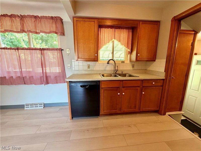 10121 Jasper Road , Cleveland, OH 44111 Photo 9