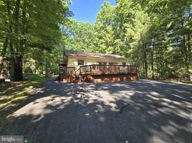 24 LAKESIDE DRIVE, LAKEVILLE, PA 18438