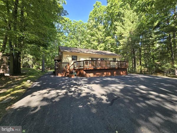 24 LAKESIDE DRIVE , LAKEVILLE, PA 18438