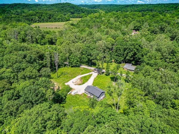 41 N Wolfcreek Road , Columbus, IN 47201