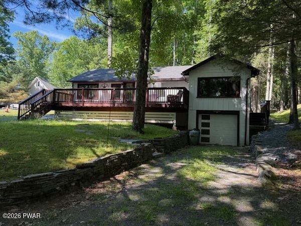 30 Lakeside Drive, Lakeville, PA 18438