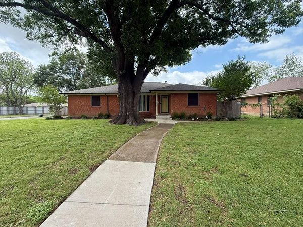 2424 Dorrington Drive , Dallas, TX 75228