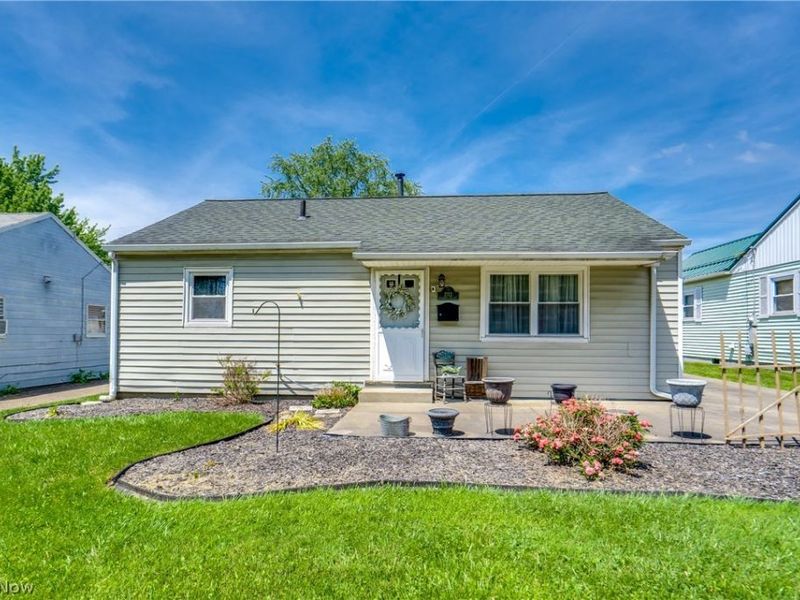 2313 Bollinger Avenue NE, Canton, OH 44705 Photo 1