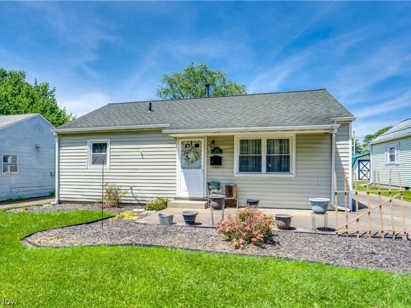 2313 Bollinger Avenue NE, Canton, OH 44705 Photo 2