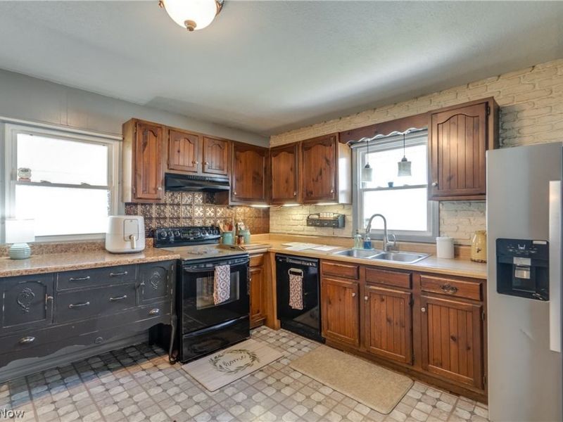 2313 Bollinger Avenue NE, Canton, OH 44705 Photo 9