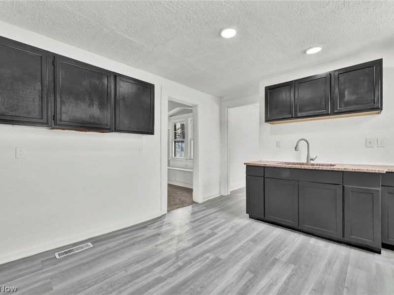 12824 Woodside Avenue , Cleveland, OH 44108 Photo 13