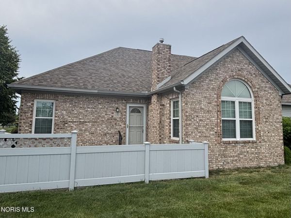 130 Stonegate Boulevard , Bowling Green, OH 43402