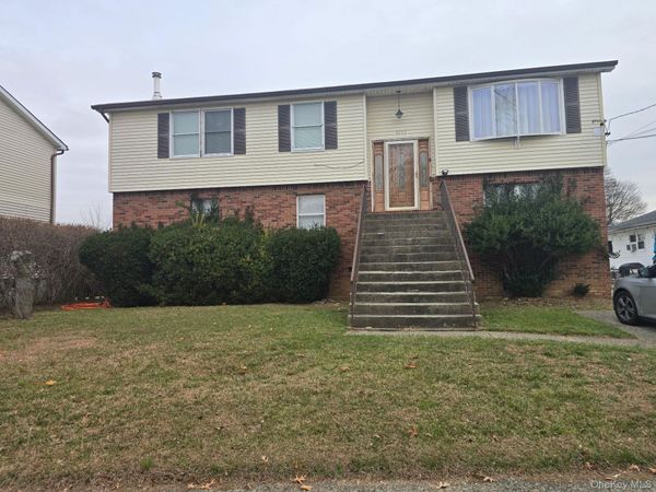 1095 Pinebrook Court , West Hempstead, NY 11552