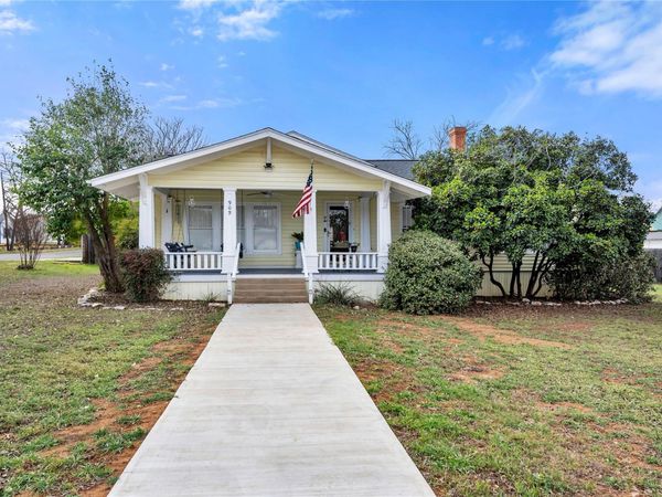 909 Flag ST, Llano, TX 78643