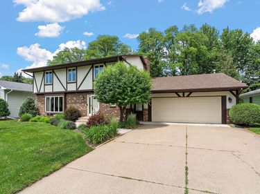 1265 Belmont Lane W, Roseville, MN 55113