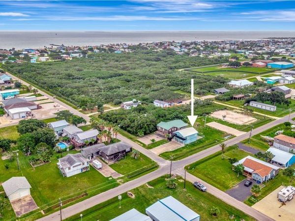 611 W Tyler Avenue , Port O'Connor, TX 77982