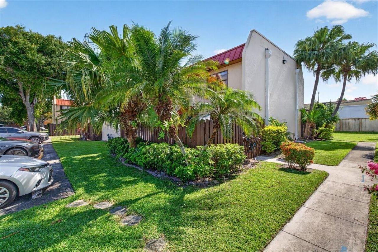 6351 Seven Springs Boulevard, Unit B, Greenacres, FL 33463 Photo