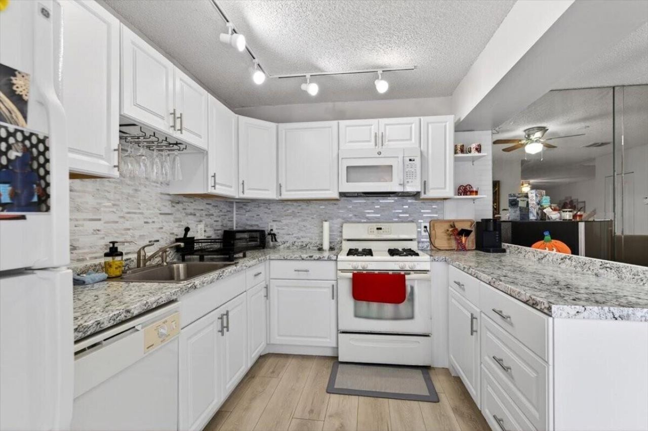 6351 Seven Springs Boulevard, Unit B, Greenacres, FL 33463 Photo