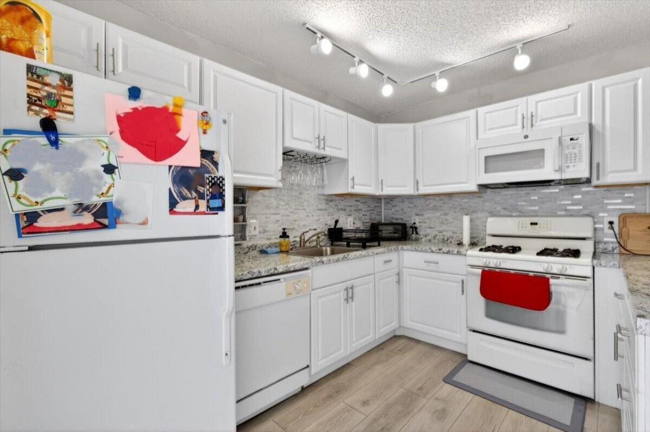 6351 Seven Springs Boulevard, Unit B, Greenacres, FL 33463 Photo