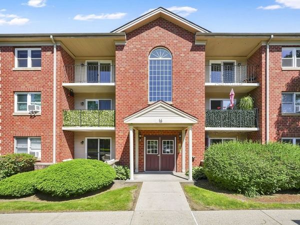 16 Maple Crest Cir, Unit J, Holyoke, MA 01040