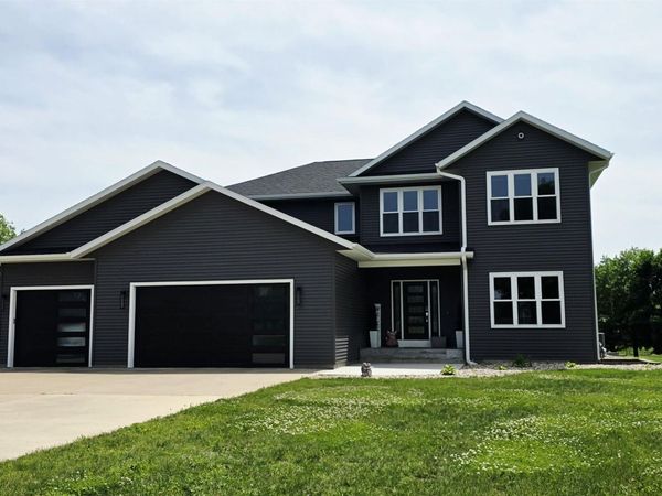 2988 Cottonwood Place, Charles City, IA 50616