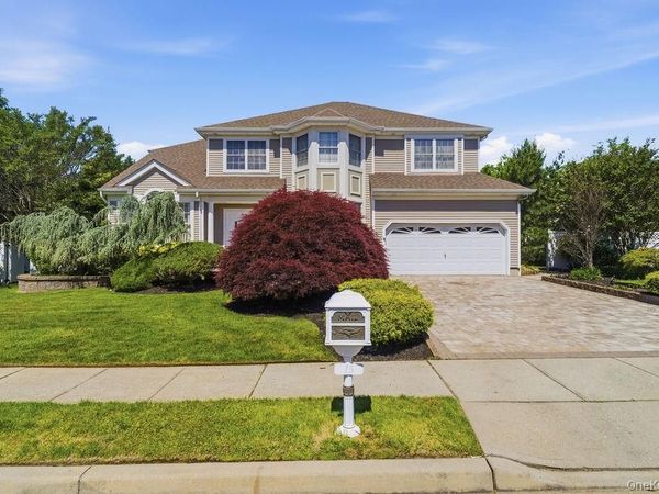 15 Boxwood Lane, Farmingdale, NY 11735