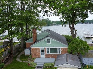 8691 Cooley Lake Road, Commerce Twp, MI 48382