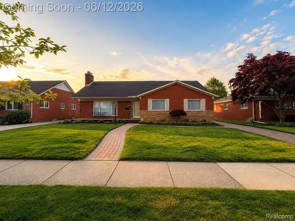 20085 Wedgewood Drive, Grosse Pointe Woods, MI 48236