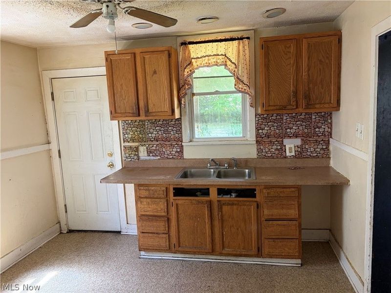 11905 Shadeland Avenue , Cleveland, OH 44108 Photo 6