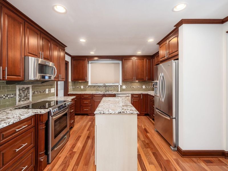 2738 E Broad Street , Bexley, OH 43209 Photo 8