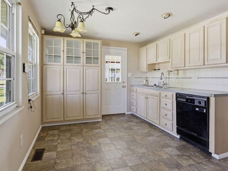 6493 Dobson Square E, Columbus, OH 43229 Photo 13