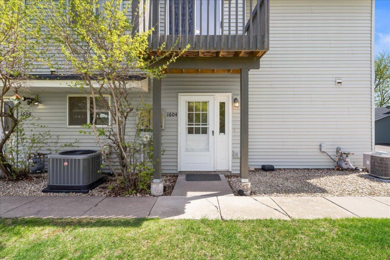 1604 Helmo Avenue N, Oakdale, MN 55128 Main Photo