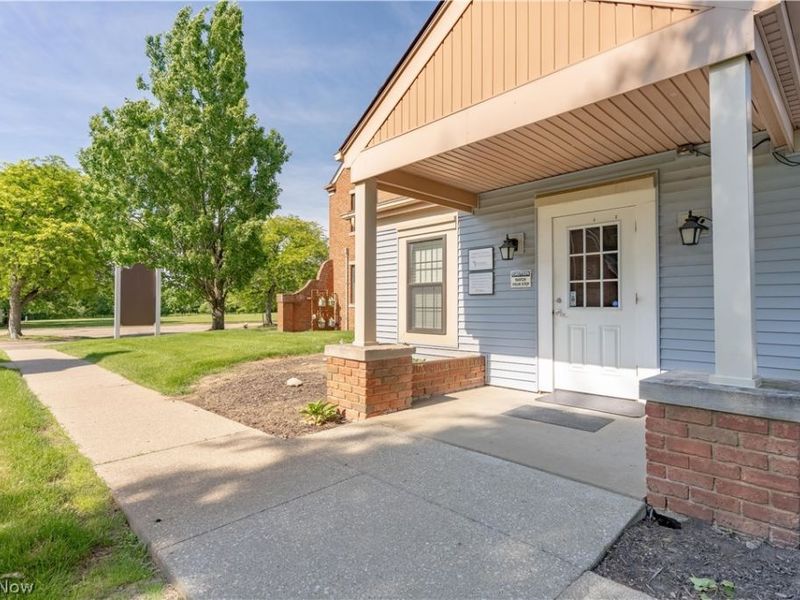 133 Wilbur Drive NE, Unit B11, North Canton, OH 44720 Photo 3