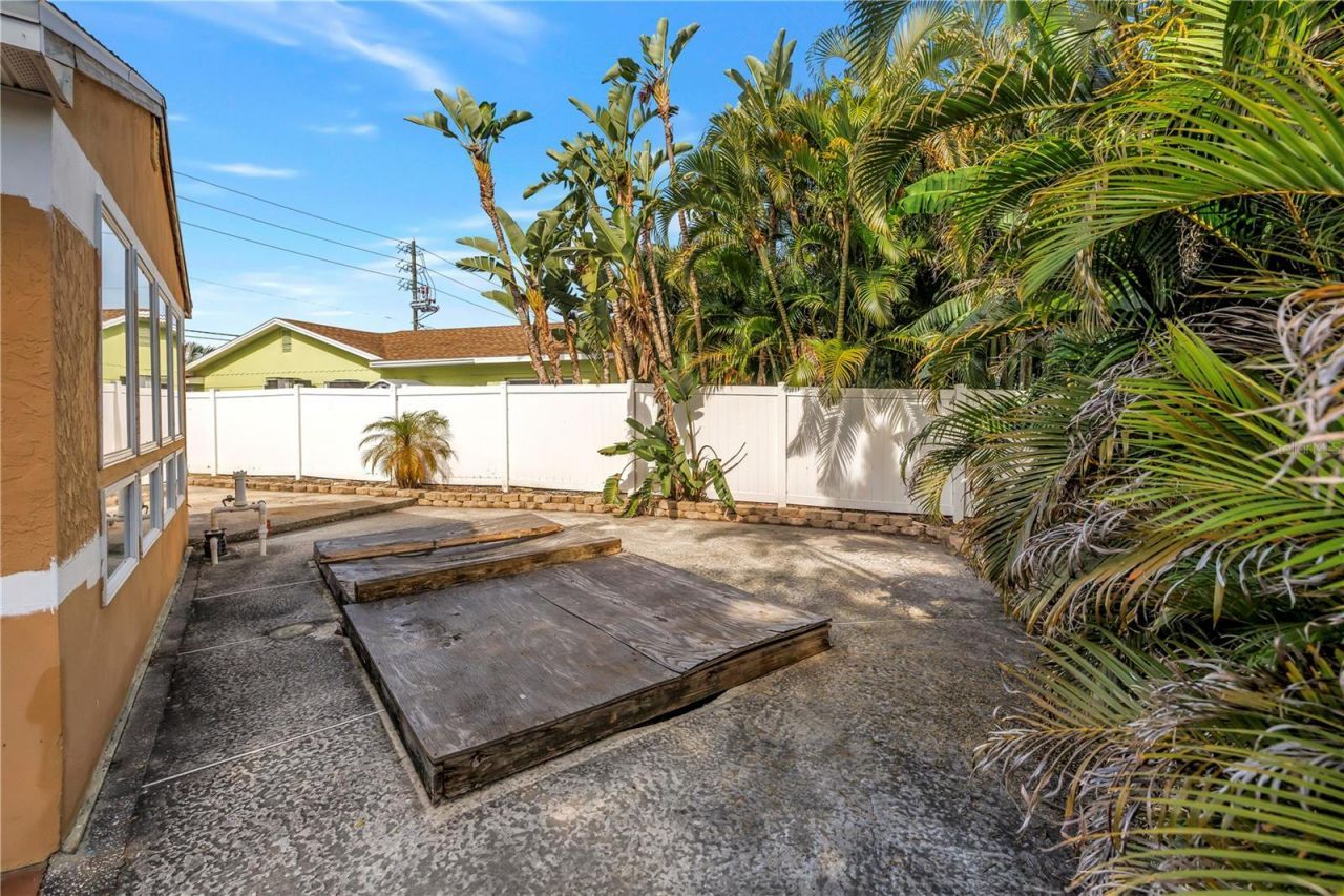 7901 Causeway Boulevard S, Saint Petersburg, FL 33707 Photo