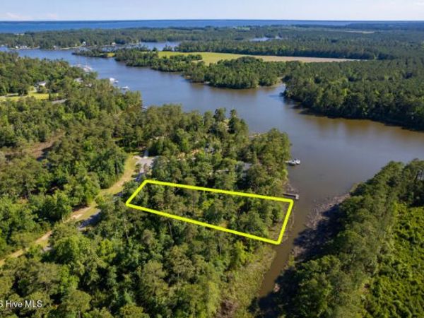 110 Queen Annes Court , Oriental, NC 28571