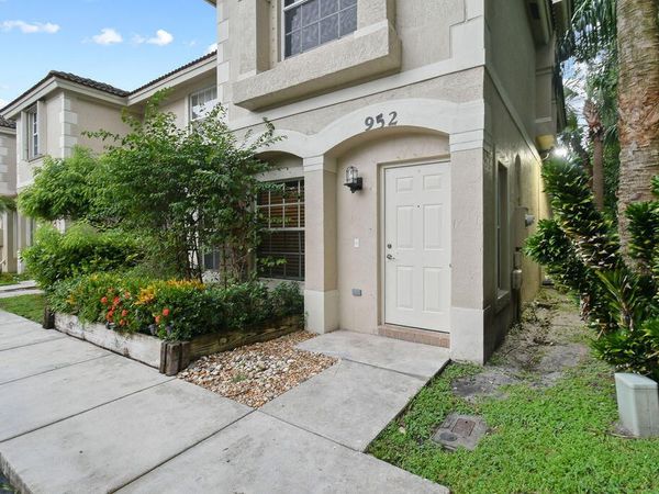 952 Summit Lake Drive, West Palm Beach, FL 33406