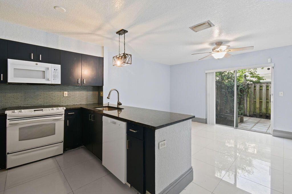 952 Summit Lake Drive, West Palm Beach, FL 33406 Photo