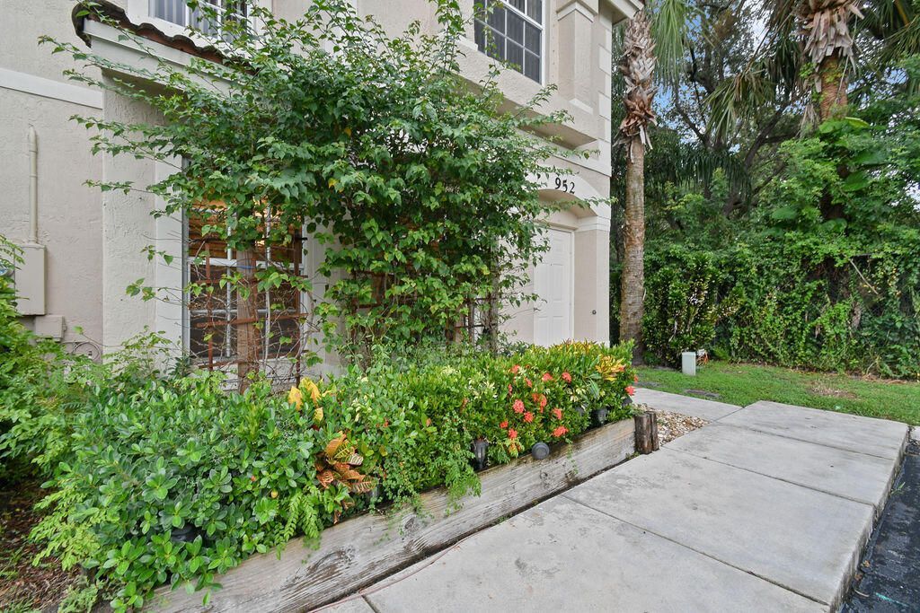 952 Summit Lake Drive, West Palm Beach, FL 33406 Photo
