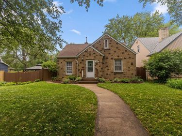 3915 Regent Avenue N, Robbinsdale, MN 55422