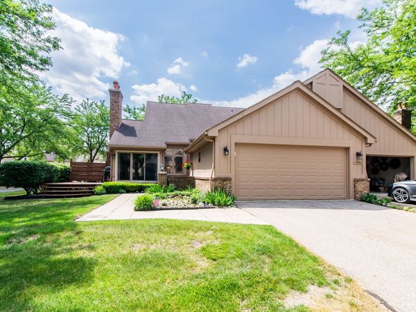 37648 N Laurel Park Drive, Unit 63, Livonia, MI 48152