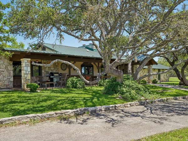 722 W Lacey Oaks Parkway, Kerrville, TX 78028