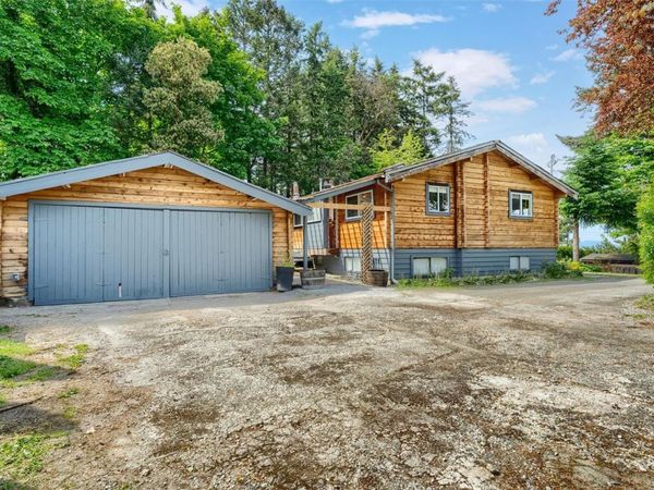 6898 Woodward Dr , Central Saanich, BC V8M 1A9