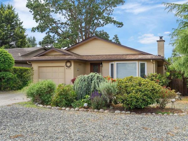 4252 Panorama Dr, Saanich, BC V8X 4X6