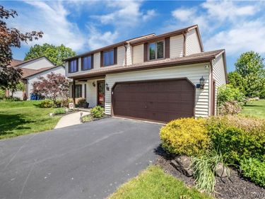 402 Glen Oak Dr , East Amherst, NY 14051