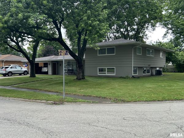 811 N POWERS Street, Taylorville, IL 62568